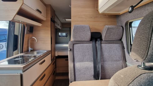 C35 –  Zeer luxe MAN-Knaus camper bus met groot vast bed 