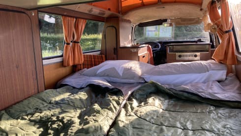 HIPPIECAMP – Retro Volkswagen camper with 4 sleeping places