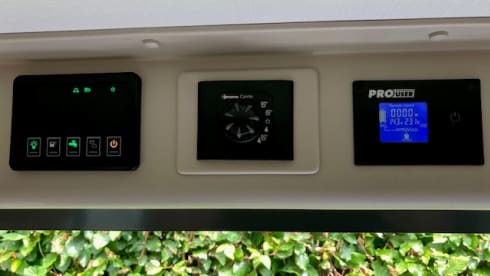 Fiat Ducato 2022 robuste avec benne longitudinale, autonome en énergie.