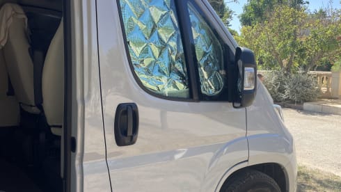 Camping-car 2 personnes (2024) McLouis Menfys Discovery Van 1