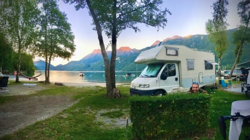 Friendly Camper – Restyled camper | Working off grid