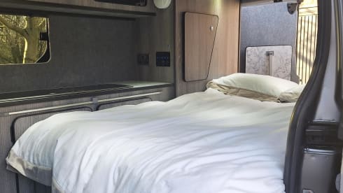 Vaivo – 2 berth Vivaro Campervan