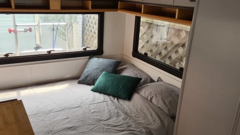 4 person 2.5l Ford transit alcove camper, completely renovated!