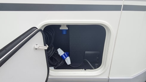 670dc – Very luxurious camper with free-standing bed and plenty of seating space