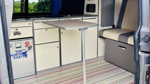 JAXX ~ THE LWB, BIGGER, BETTER CAMPERVAN – VW T5 Langversion ~ Retro-Interieur ~ 4 Schlafplätze ~ Heizung ~ Top-Ausstattung 