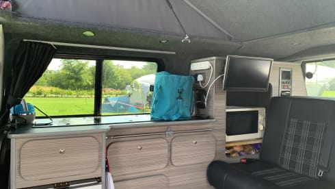 Hercules  – Gloucestershire, 4 berth VW campervan 2015 (TV, microwave & awning)