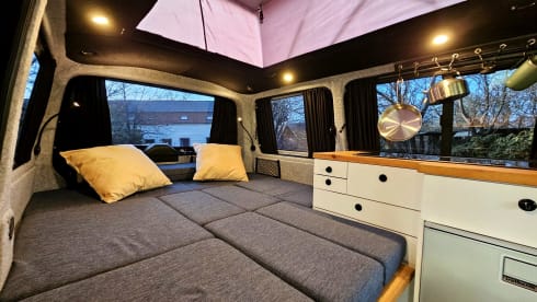 Rugged Volkswagen T5 Camper | extra tent, air conditioning, cruise control