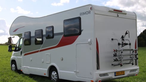Camper met enkele bedden en alkoof!