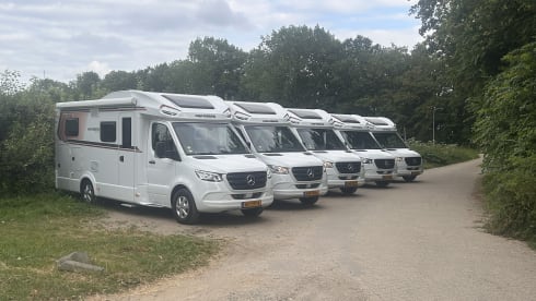 Royale Mercedes Benz camper 4 persoons – Uitgerust met Starlink satelliet internet. 