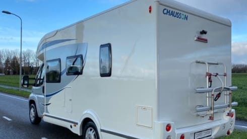 Luxurious, spacious and fully furnished 4 pers. motorhome.