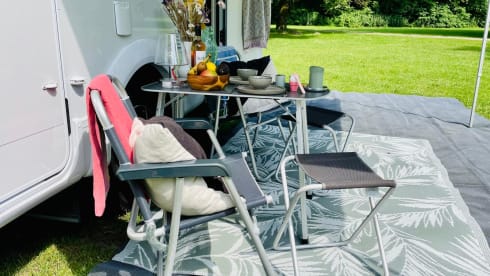 Comfort 5.9 – Carado Semi-Integral 2-4 persons Compact