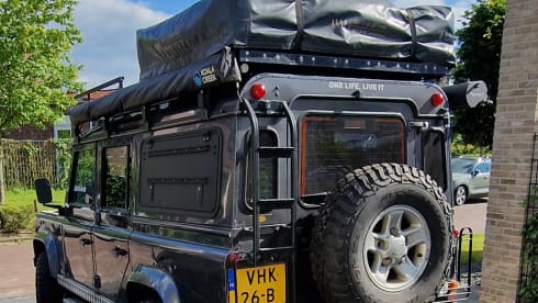 2.5p Landrover Defender 4x4 expedition car 
