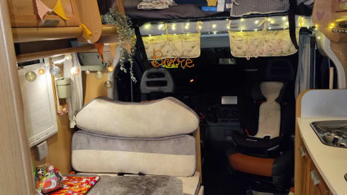 Zin in een tripje met een hele leuke familie camper? Lees snel verder ----> – Neat Mobilvetta alcove from 2007