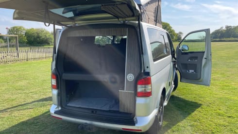 Dora the Explorer – VW Transporter Campervan | Sleeps 4 | Pop-Top Adventure Van