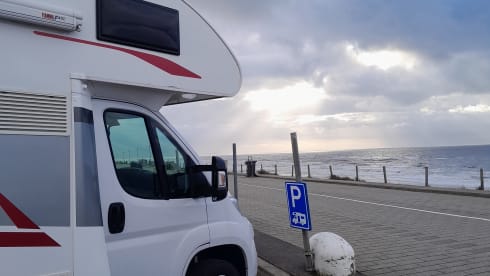 Happy Tour – 6-person Ahorn family camper Alcove 2018 with fixed beds 