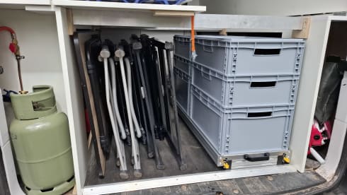 4p VW Crafter offgrid bus uit 2026 met lengtebed, daktent en fietsendrager