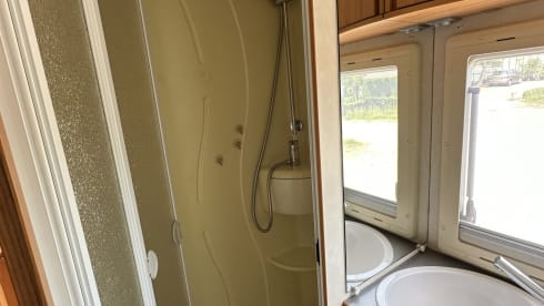 Vrijheid – Adria Mobil alcove - zeer ruim 