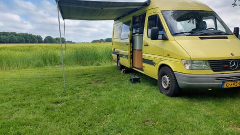 2-4p adventurous Mercedes-Benz bus camper 