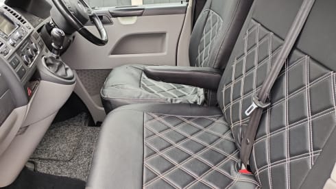 The Black Vanther  – Beautiful pop top 4 berth 4 x 4 VW Camper! 