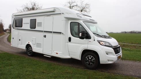 half integraal camper – This luxurious 4-person semi-integrated camper from the Weinsberg brand 