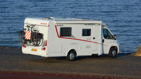 Geweldige camper – A great camper with a wonderful queen-size bed