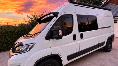 OFIE – Vi presentiamo OFIE, il nostro camper a 4 posti letto, pronto per la vostra avventura. 