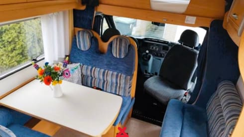 Spacious family camper 6p Air conditioning Bunk bed Solar Alcove Tow bar