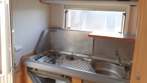 Bessie – Nice spacious alcove camper