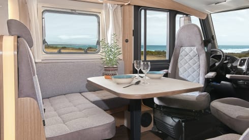 23/24 – Beautiful compact camper with a 2-person fixed bed and a 2-person pull-down bed.