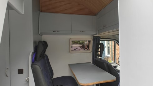 2p Peugeot bus from 2001