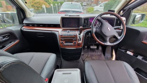 El – 2/3 berth Nissan Elgrand campervan with pop up roof