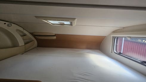 Adventurous and mega comfort with this 6-person Challenger alcove from 2012