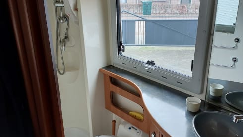 Roller Team – 4 person semi-integrated camper