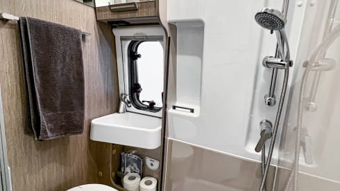 Chausson V690 Road Line VIP (garage / trailer hitch)