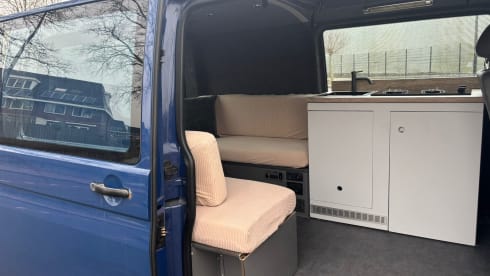 2p Volkswagen campervan uit 2003