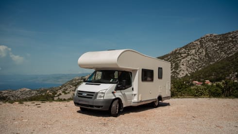 Ideal 6-person Ford family camper