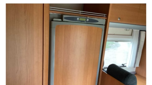 Rolling Happiness – 5p Renault alcove from 2008