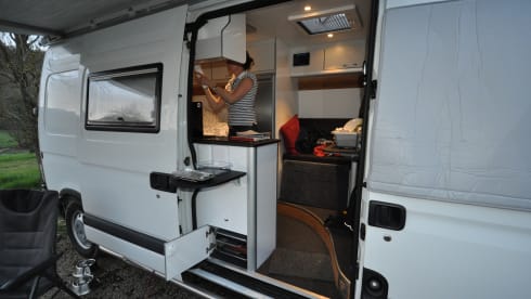 Fully equipped 2-person Renault camper van with bed up to 175 x 205 cm