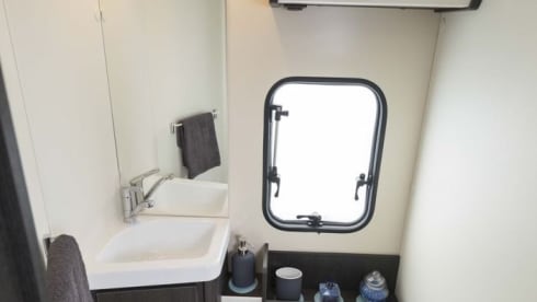 Kronos 284TL – Autocaravana en Alicante/ Torrevieja desde 100€/noche — ¡Vuela y conduce!