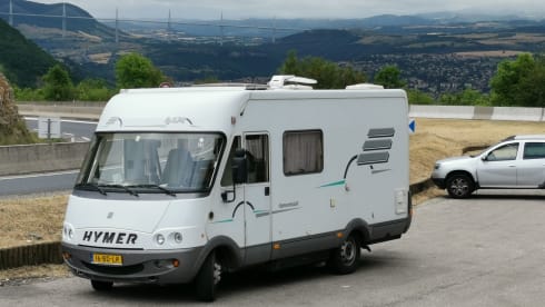B574 met dubbele bodem  – 4p Top Hymer with good French beds