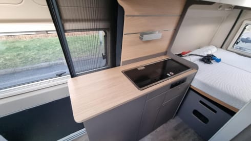 Luxe LMC buscamper voor twee met automaat en panoramadak