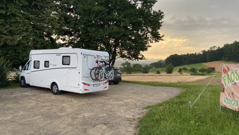 Beautiful family camper with many options!
