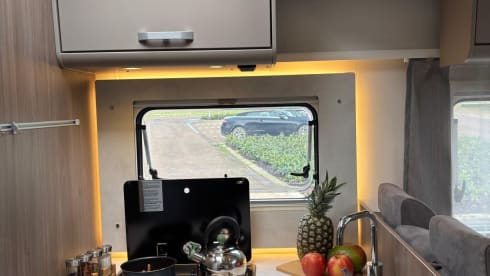 Making Memories 3 – 4persoons Ford Carado T447 half integraal uit 2025 met een Hefbed