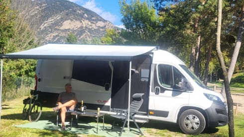 Gloednieuwe compleet uitgeruste off-grid buscamper met lengtebedden