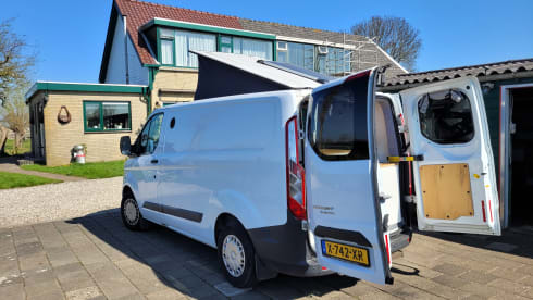 Cosy, compact off-grid Ford camper van