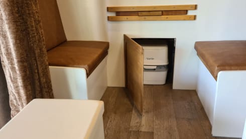 Aarts I – 3-person spacious self-built camper >>> Dog Friendly<<<