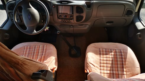 Laika x700  – Super accessorized attic camper