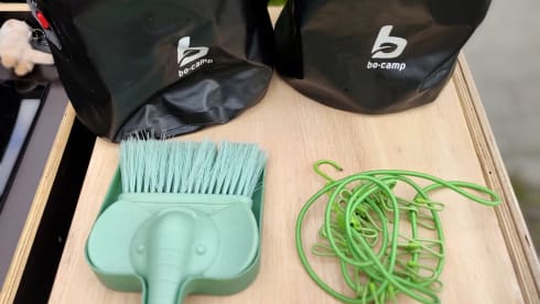 Ford Campervan met groot bed & uitschuifbare keuken 