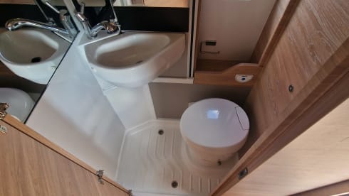 C35 –  Zeer luxe MAN-Knaus camper bus met groot vast bed 