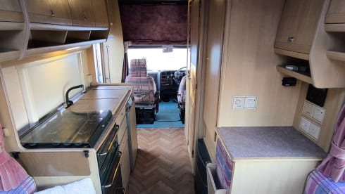 Zolu – Swift semi-integrale camper met 4 slaapplaatsen, gebouwd in 1998.